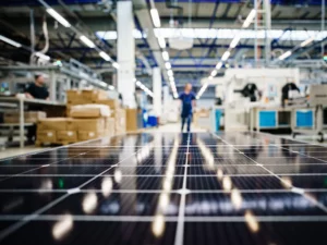 Cala la produzione industriale italiana