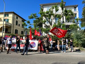 Rifondazione Comunista e UP in presidio al Twiga di Marina di Pietrasanta per salario minimo