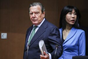 Gerhard Schröder- gli Stati Uniti hanno impedito a Kiev di negoziare con Mosca
