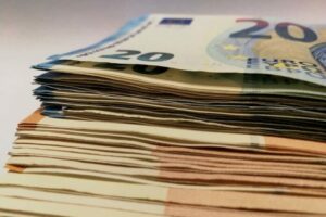 Il conto della crisi lo pagano le famiglie. Il potere di acquisto crolla- gli stipendi non bastano più e i contribuenti sono costretti a intaccare i risparmi