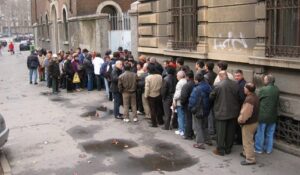 L'Italia non riesce ad arrivare a fine mese. La quota di famiglie in difficoltà e a rischio povertà  è molto più alta  che in UE, peggio persino di Polonia e Portogallo1