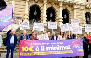 28 Novembre 1 Roma , UP consegna al Senato 70mila firme per il Salario minimo di €10 l'ora 1
