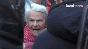 Milano, il carabiniere alla manifestante- “Mattarella non è il mio presidente”